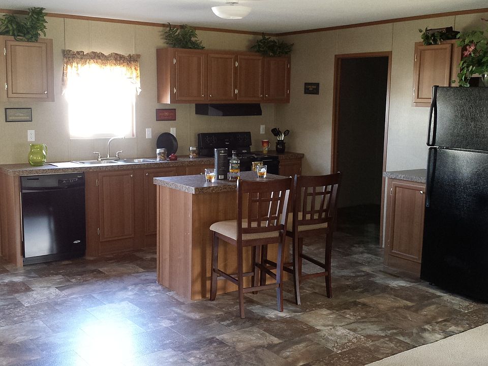Kitchen w/ Island