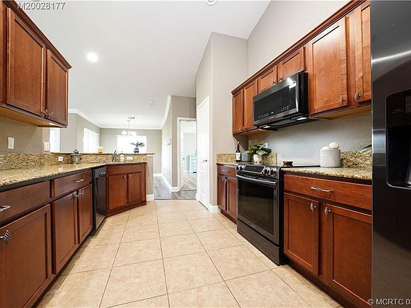 3rd image of 594 SW Bradshaw Cir
