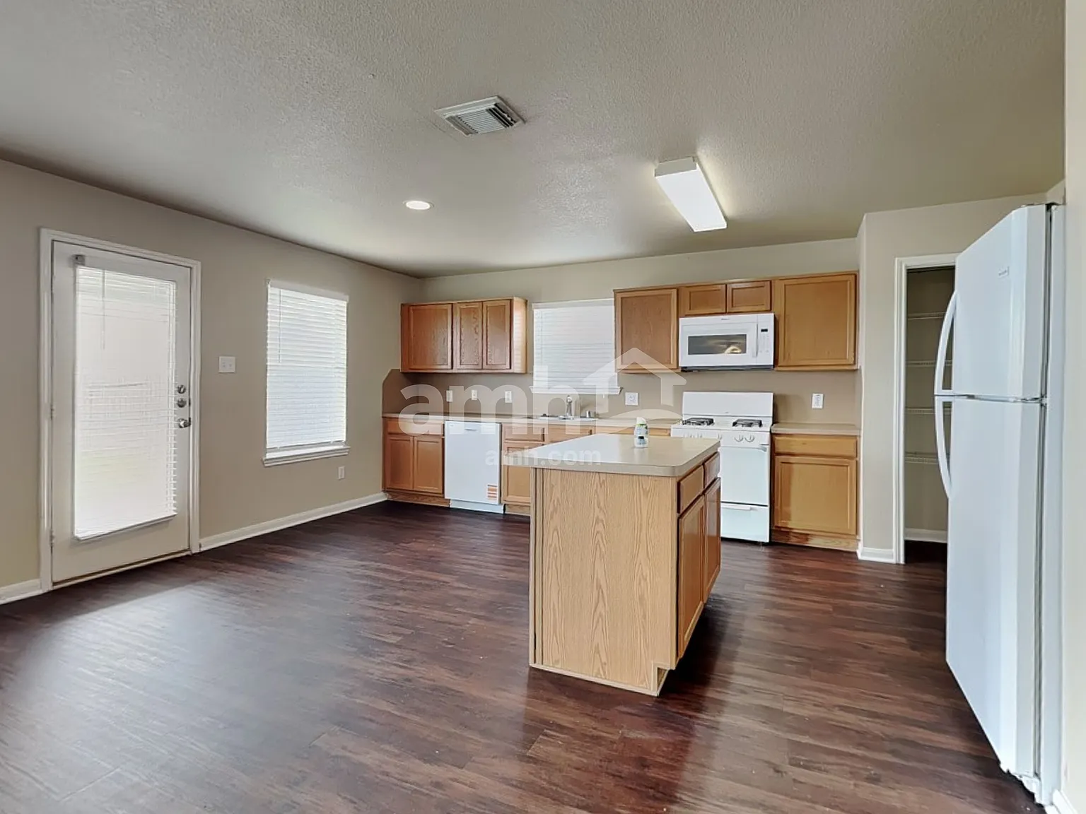 3 bed, 2.5 bath, 2138 sqft, $2,065 — Photo 3
