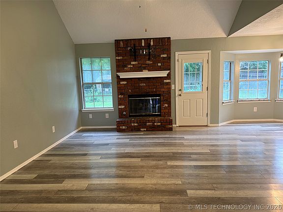 3rd image of 1116 N Hickory Dr