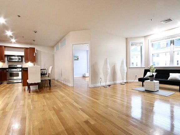 4th image of 81 Boylston St Unit 2