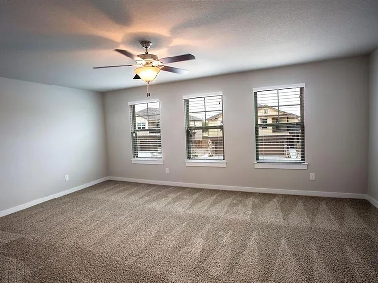 137 Lakeview Ct — Photo 5
