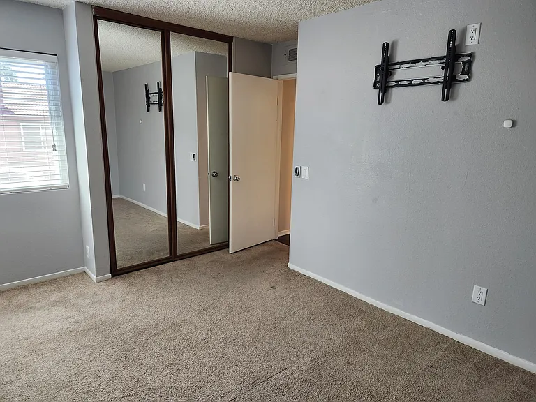 1814 N Vineyard Ave #E — Photo 12