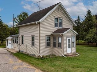 275 S Main St, Iola, WI 54945