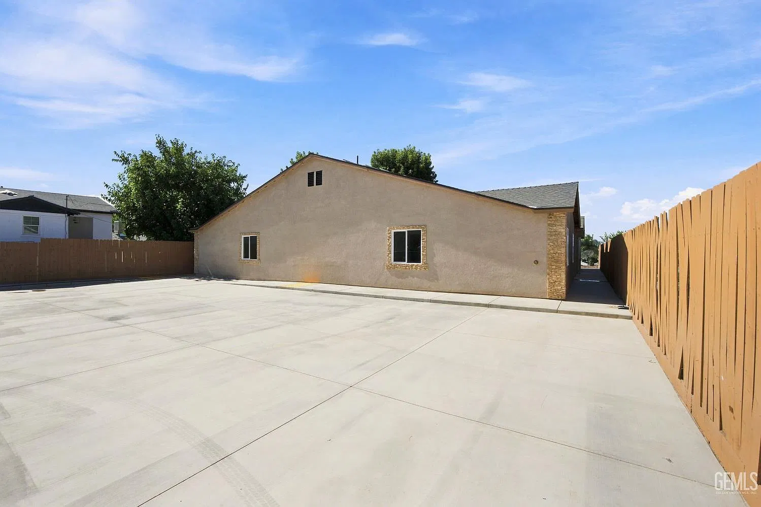 1619 Lincoln St — Photo 2
