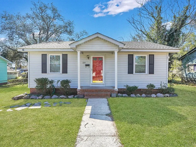 2211 Hawthorne St — Photo 1