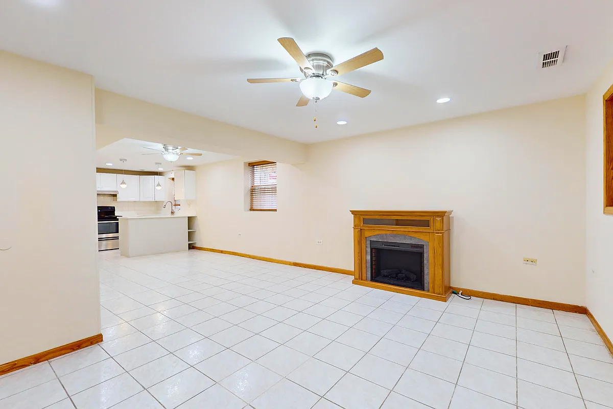 Building Photo - 4744 N Hermitage Ave #G
