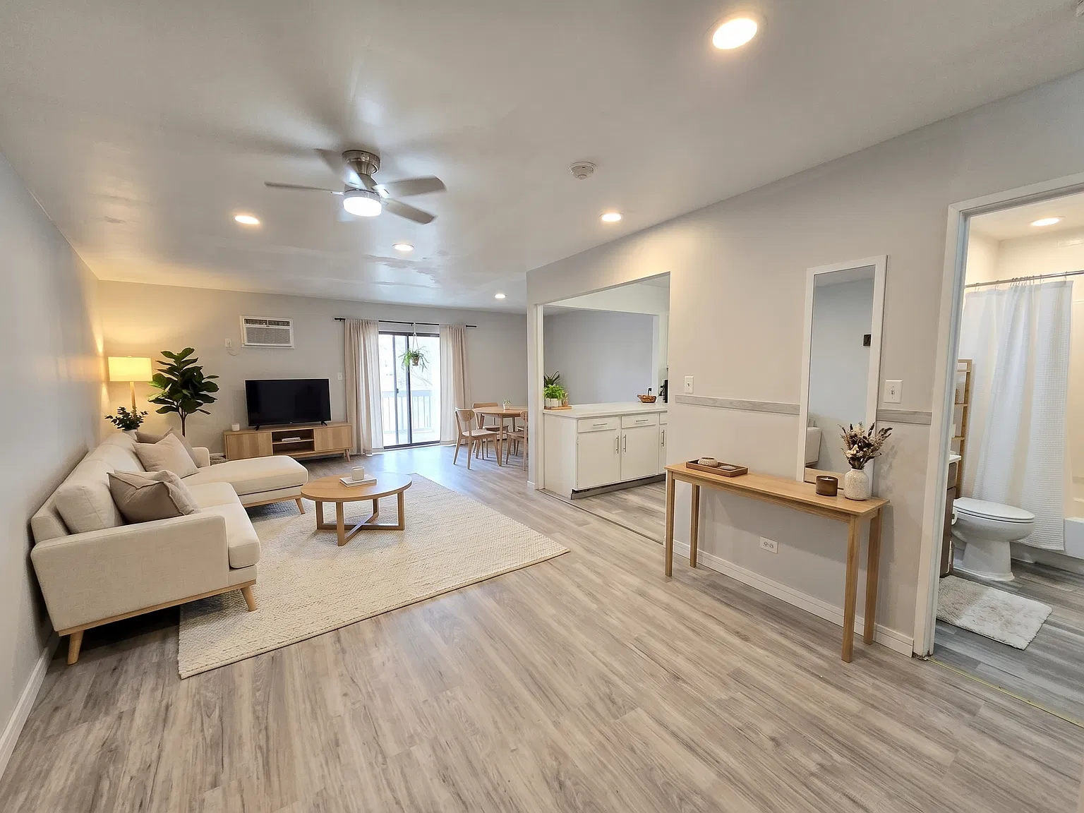 2 bed, 1000 sqft, $1,640 — Photo 2