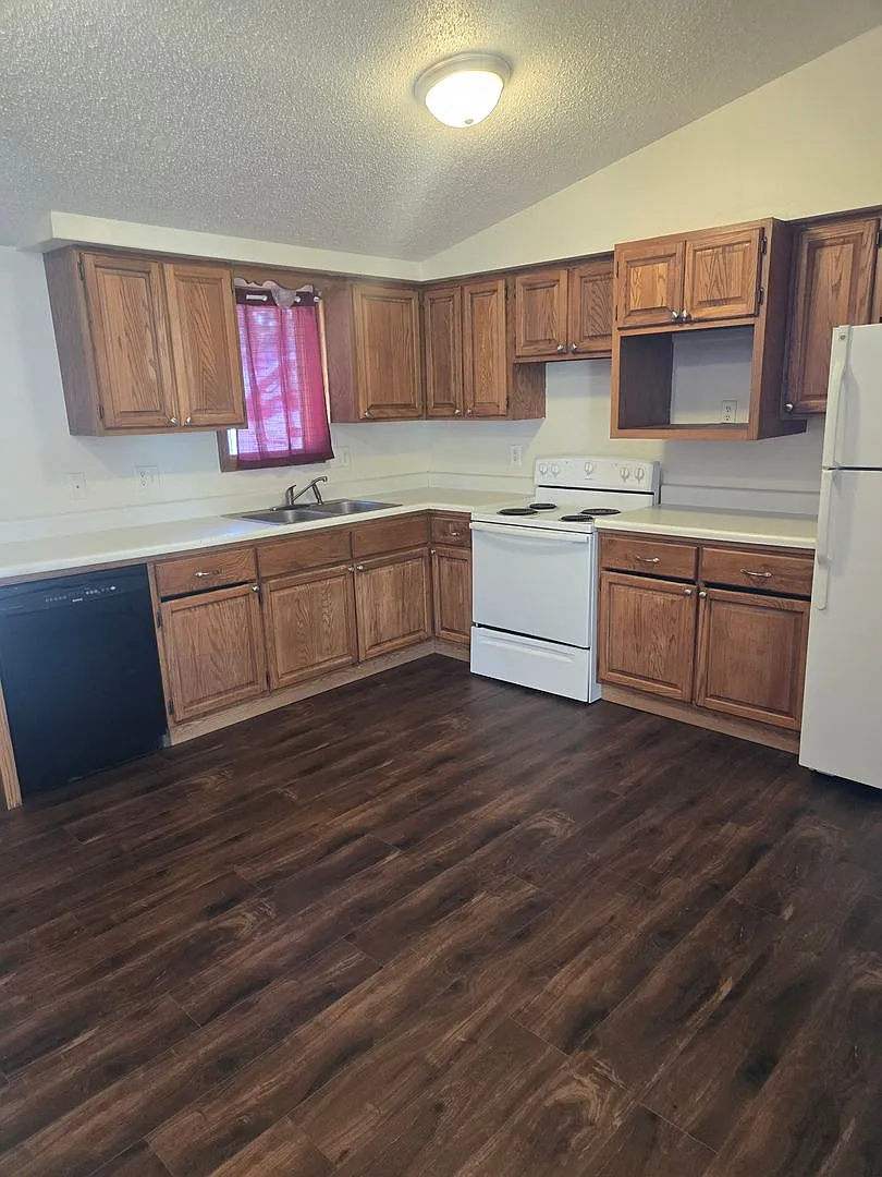 2 Bedroom Home with Fenced Yard & Updated Flooring in Kitchen/Bath — Photo 2