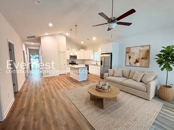 2722 Crawford Ave — Photo 2