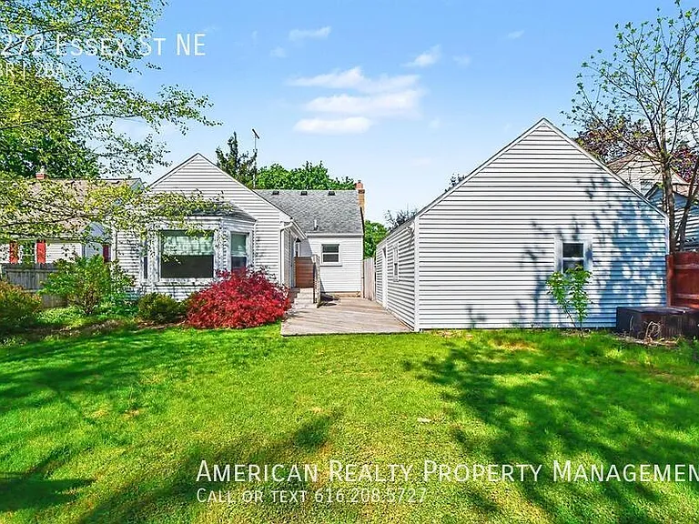 3272 Essex St NE — Photo 16