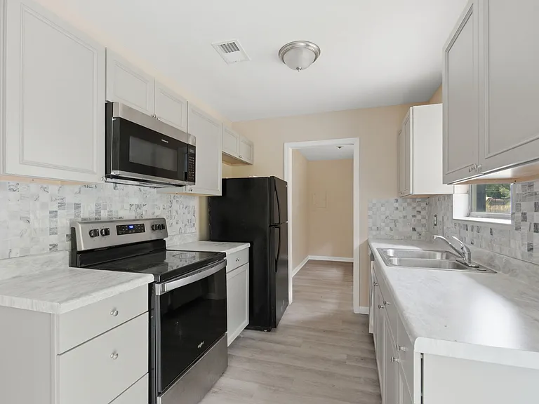 713 Lagoon Dr — Photo 4