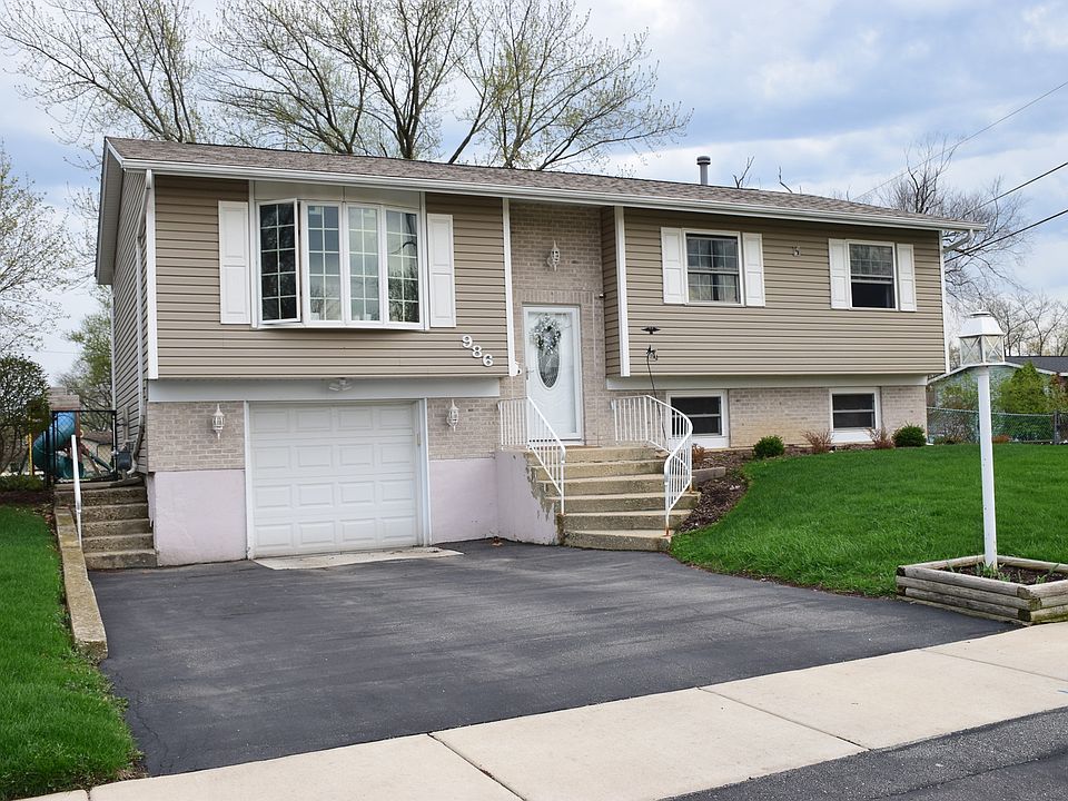 1st image of 986 Yorkshire Dr