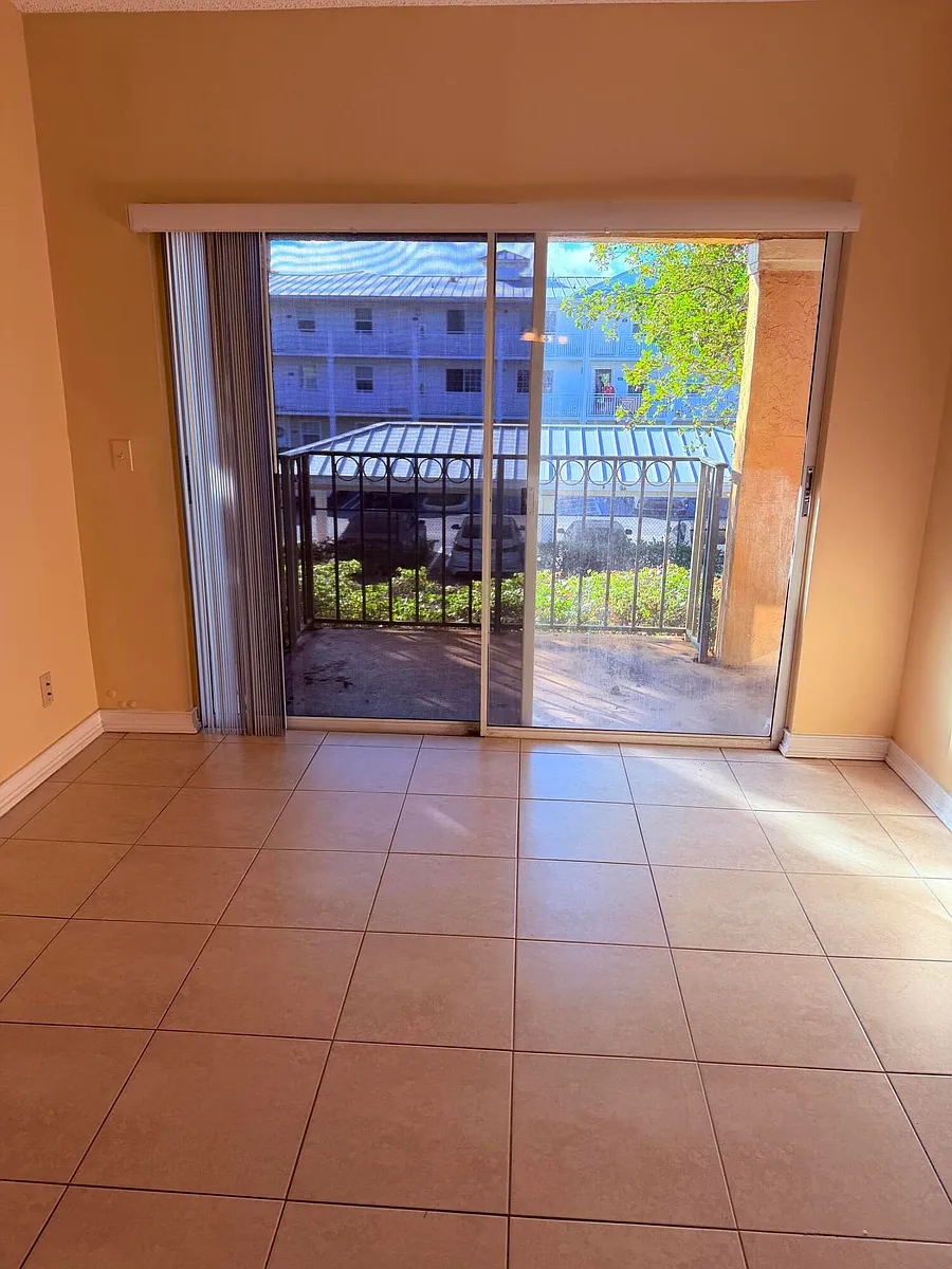Building Photo - 1040 Lake Shore Dr #204