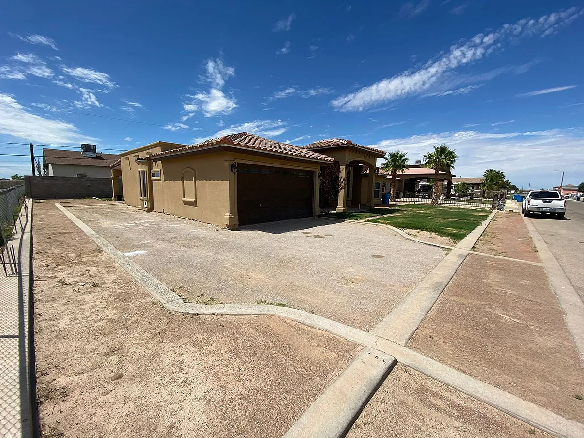 Building Photo - 390 Burkett