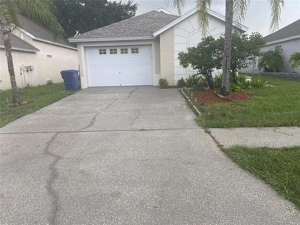 3 bed, 2.0 bath, 1322 sqft, $2,050 — Photo 2