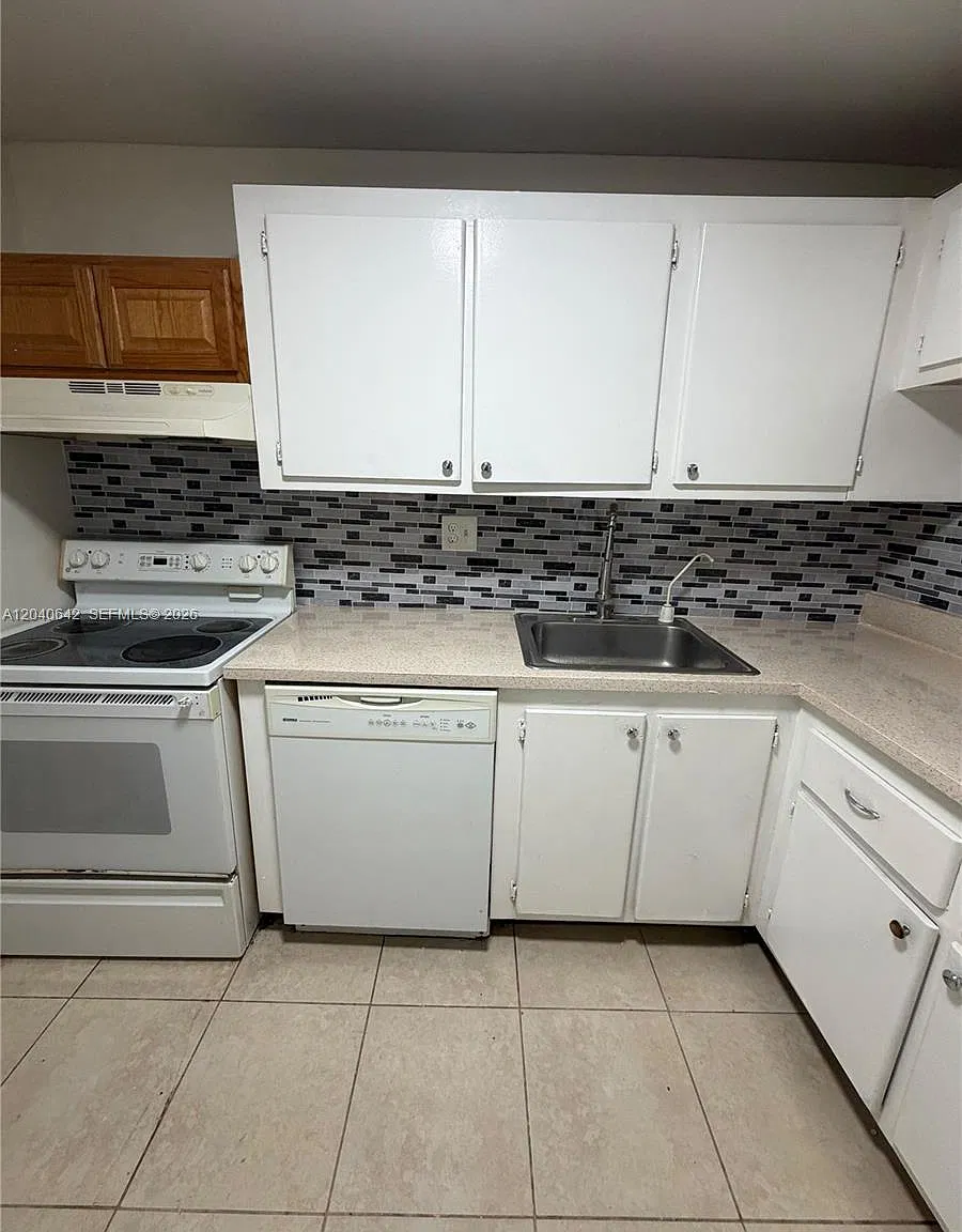 Versailles Gardens Condo — Photo 3