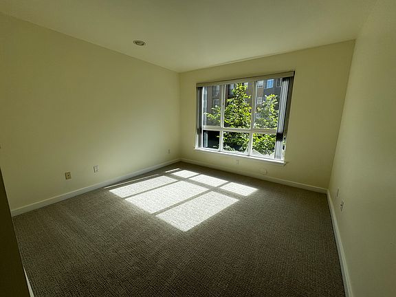 5th image of 925 110th Ave SE #203