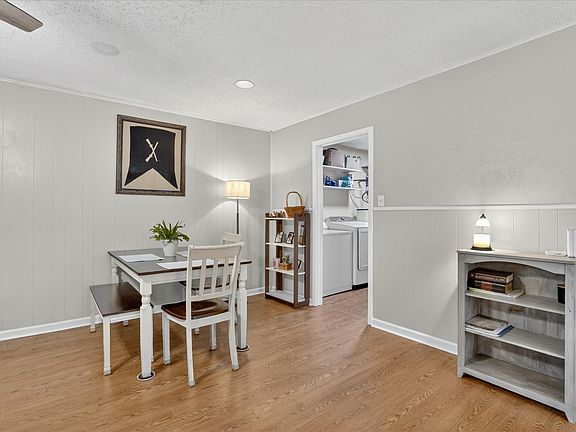 4th image of 408 Grandview Dr