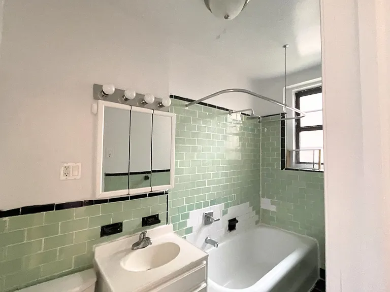 815 E 14th St #3K — Photo 9