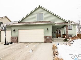 3109 S Fernwood Ave, Sioux Falls, SD 57110
