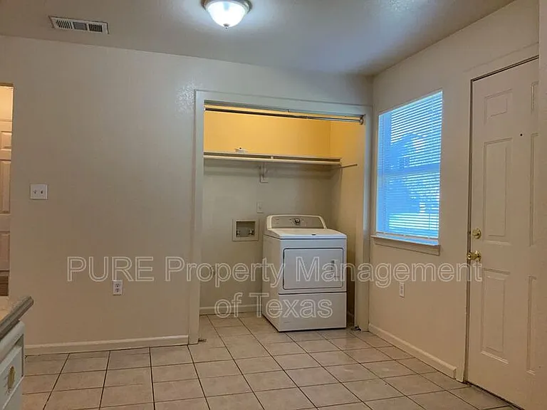 403 Hedgewood Dr #B — Photo 8
