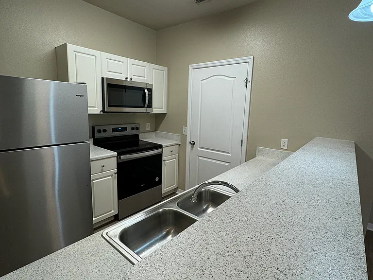 1600 Villa Capri Cir #307 — Photo 8