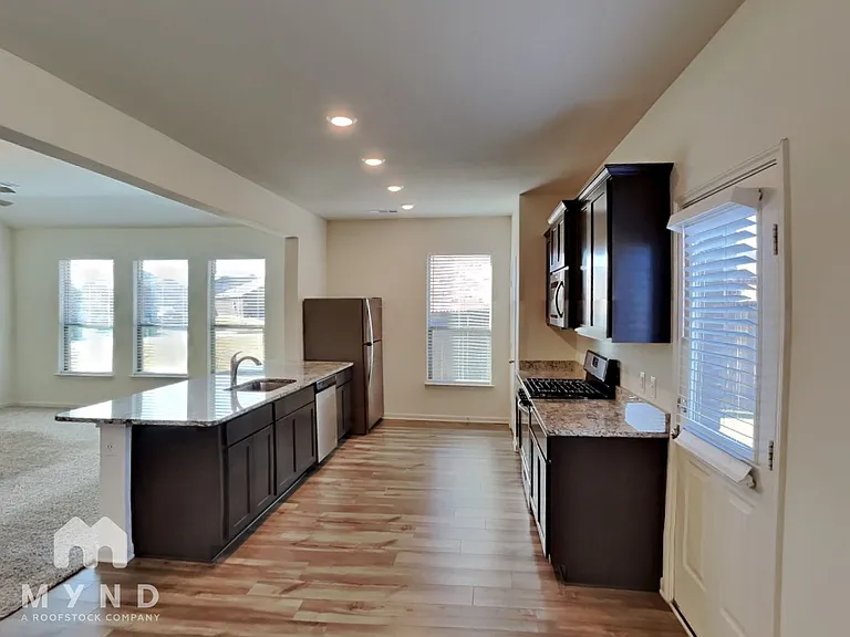 421 Micah Ln — Photo 2