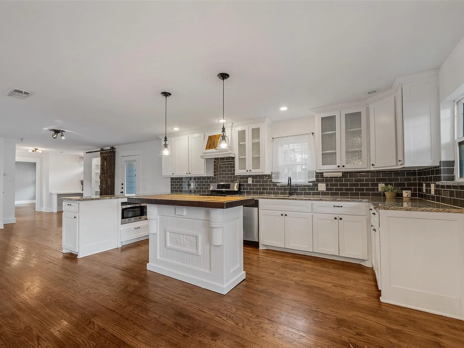 4 bed, 3.0 bath, 2202 sqft, $2,500 — Photo 2