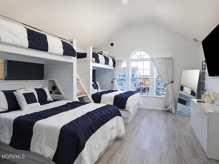 11 Peaksail Dr — Photo 10