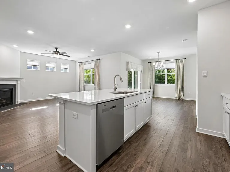 235 Congressional Ct — Photo 8