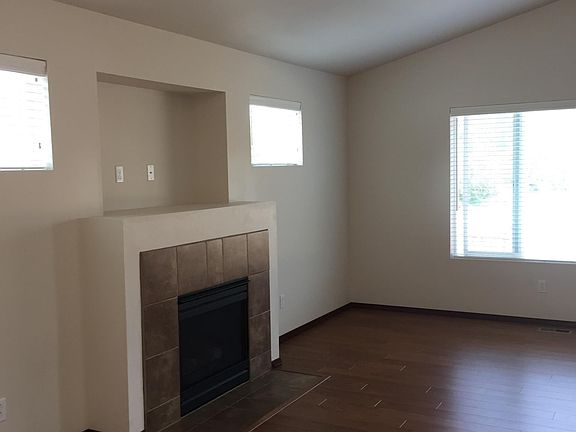 3rd image of 2912 Haig Dr SE