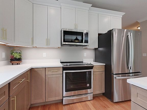 4th image of 10 Pleasant St