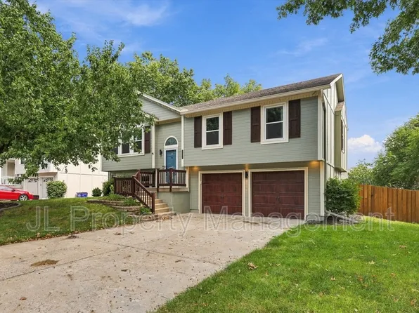 125 SE Topaz Dr, Lees Summit, MO 64063