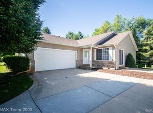 8890 Redstone Dr, Pinckney, MI