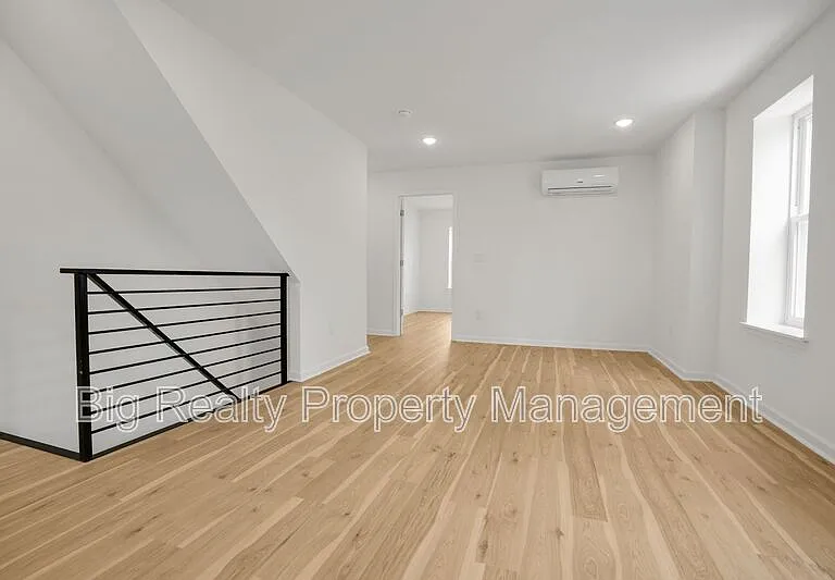 228 Bridge St #2 — Photo 10