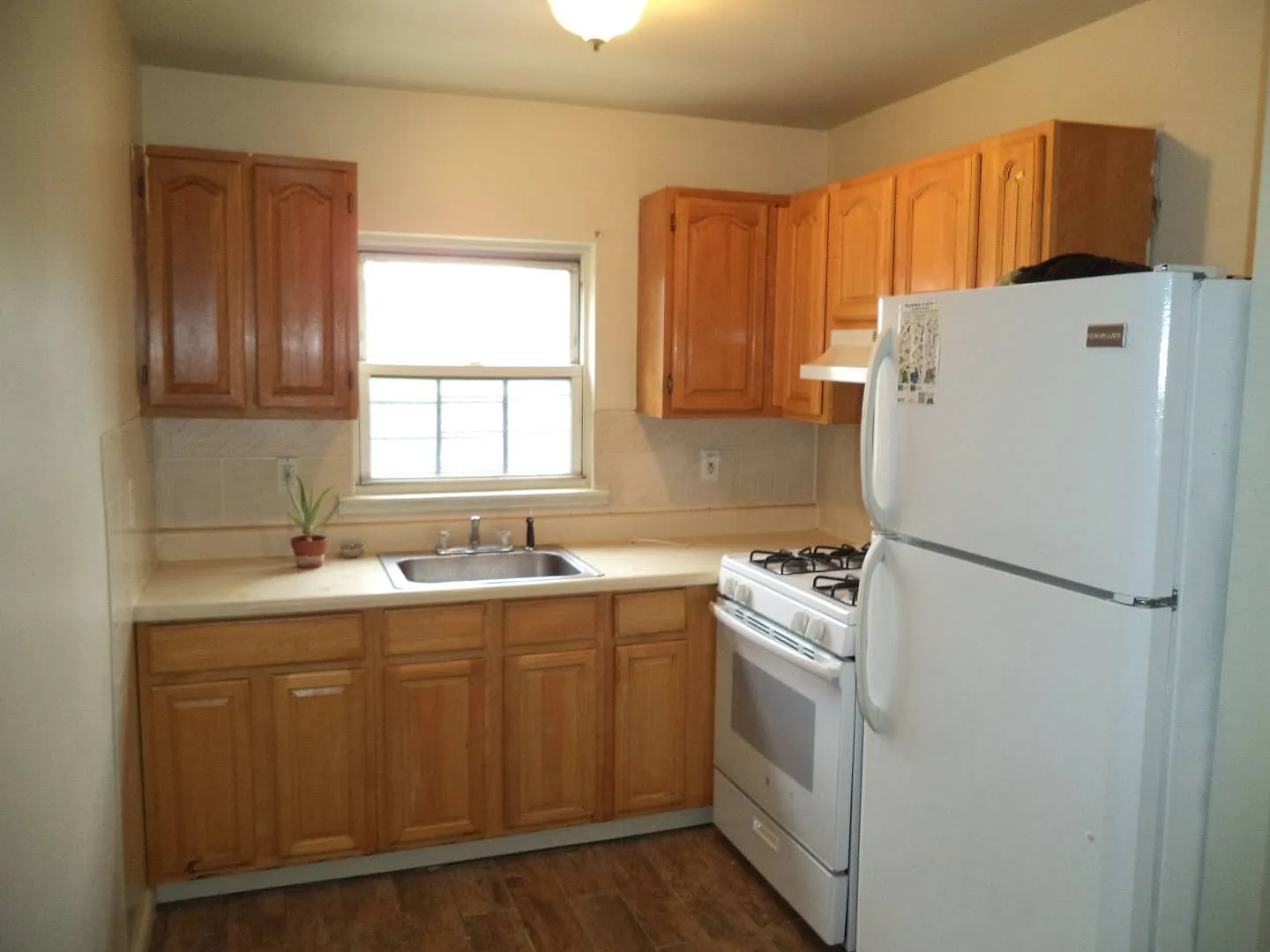 3 bed, 1.5 bath, $3,200 — Photo 2
