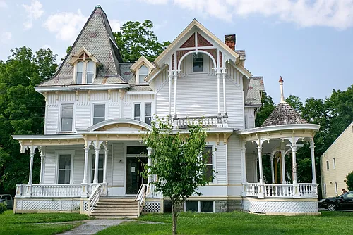 324 Pleasant St Photo 1