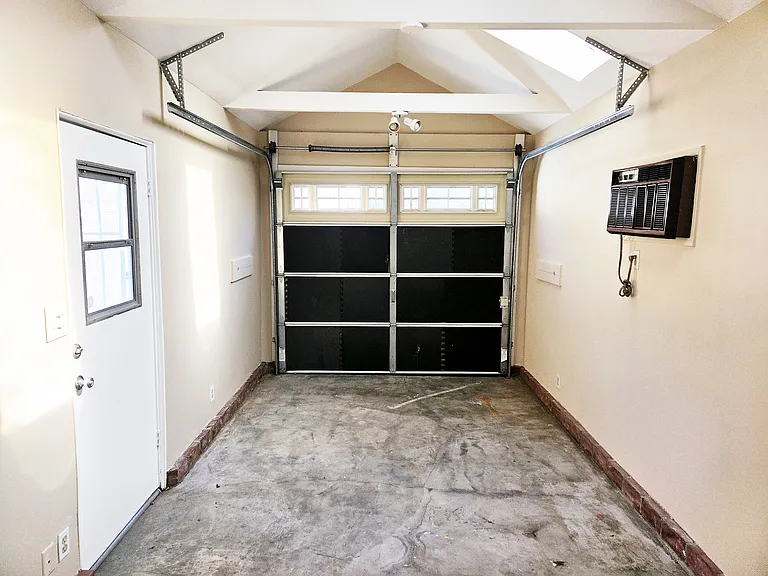 15219 Wyandotte St — Photo 37