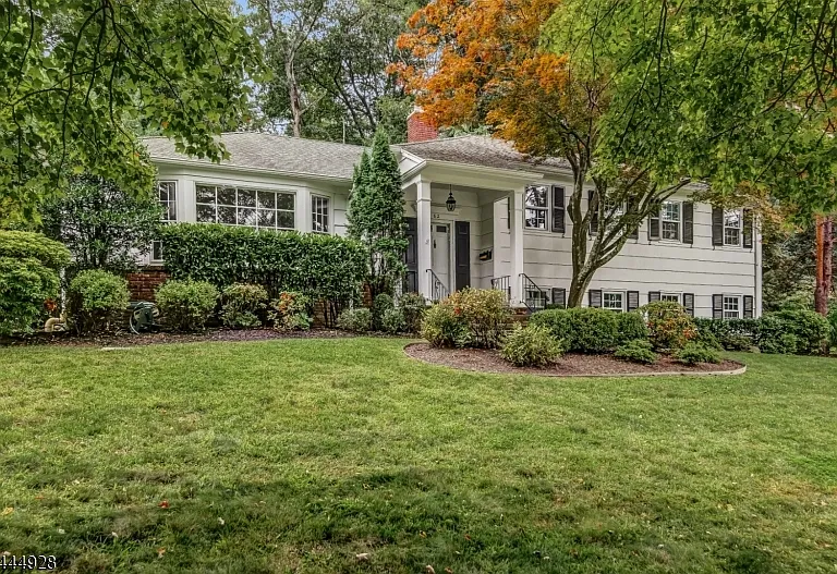 62 Candlewood Dr — Photo 2