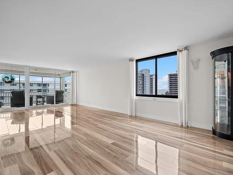 911 Ocean Dr #601 — Photo 2