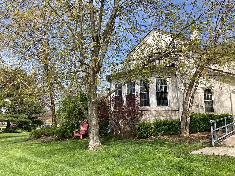 135 E Walnut St — Photo 2