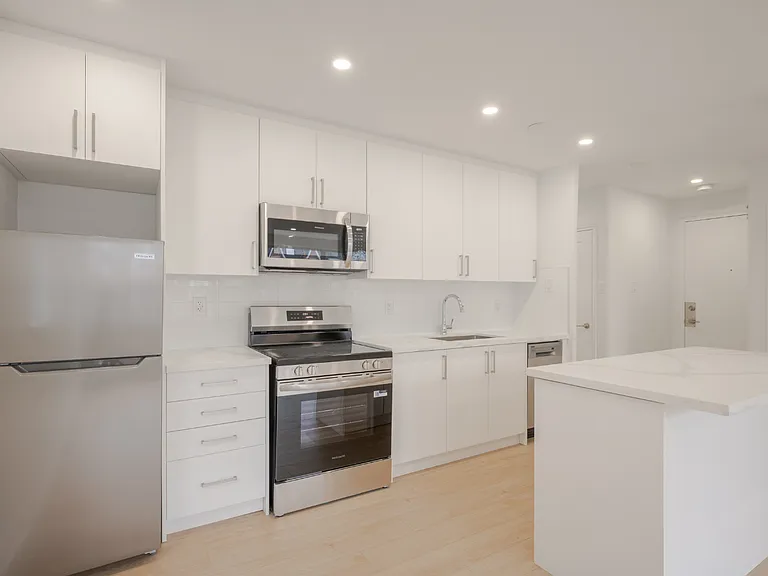 107 Redpath Ave — Photo 10