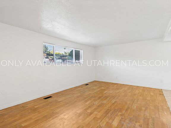 3rd image of 228 W Foxbridge Dr