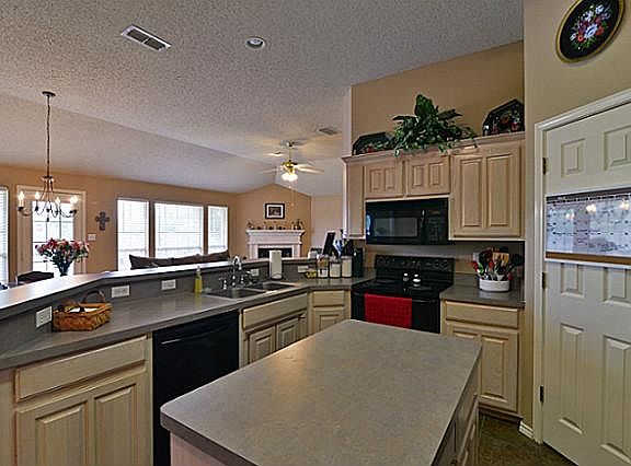 5th image of 814 S Emma Dr