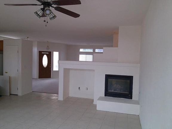 FAMILY RM W/ FIREPLACE