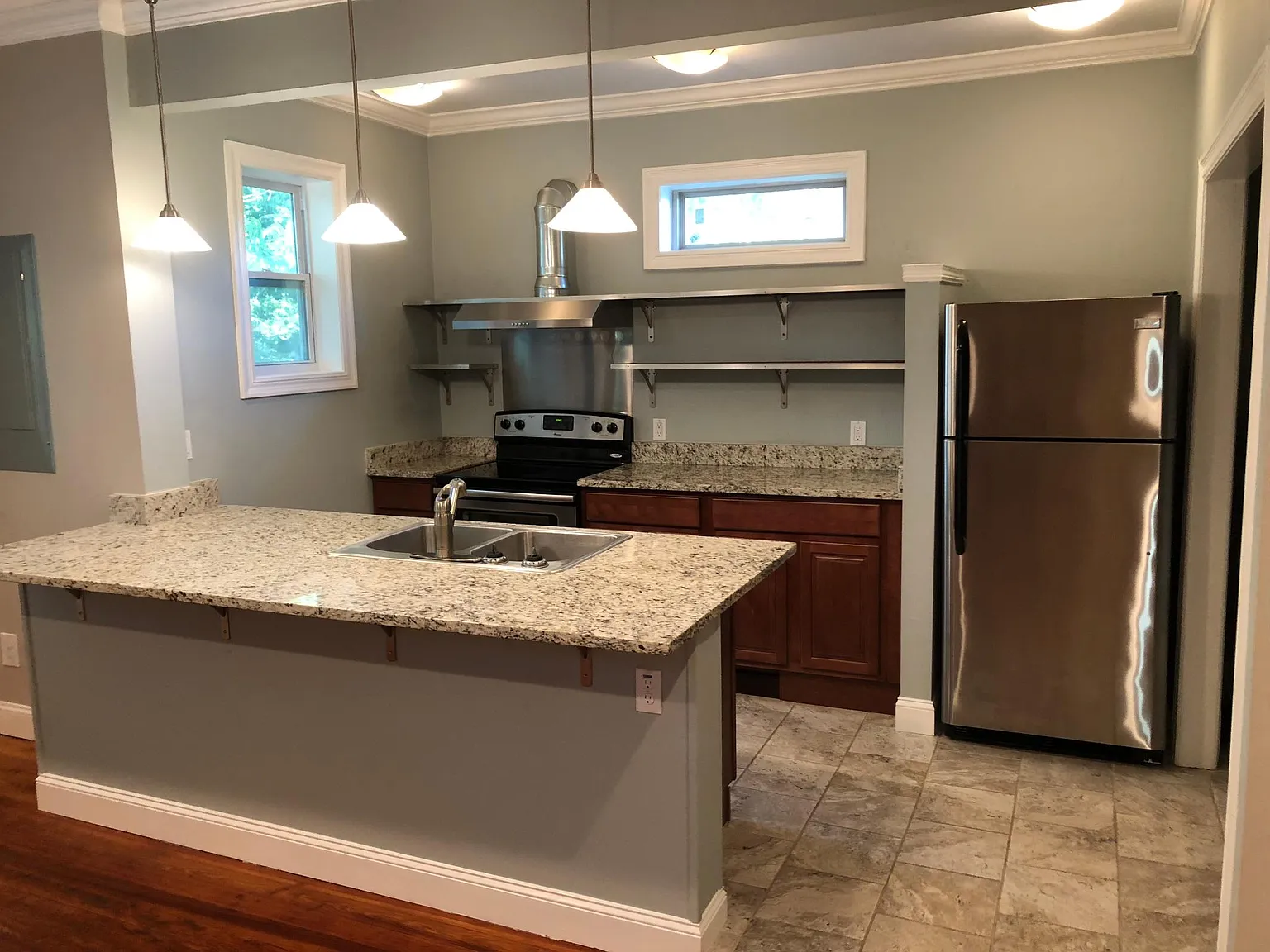 629 S Hill St — Photo 4
