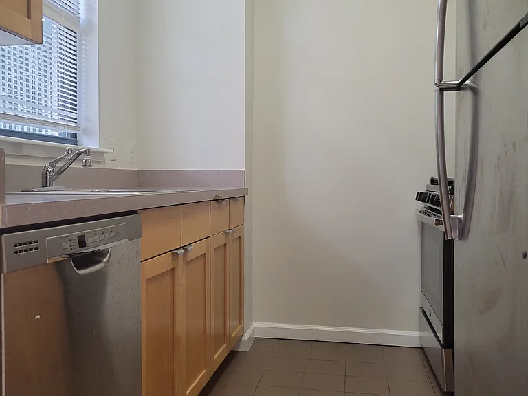 225 E 6th St #7B — Photo 6