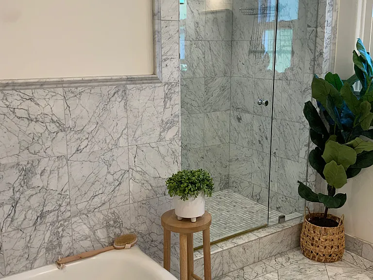 MASTER BATH - PEDESTAL SINK, TUB, ENCLOSED SHOWER, BIDET