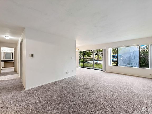 5th image of 19428 Aurora Ave N #106